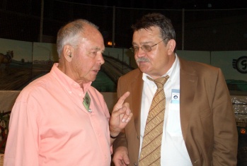 Bill Buckle im Gespräch mit "Goggi" Glas bei einem Treffen in Dingolfing