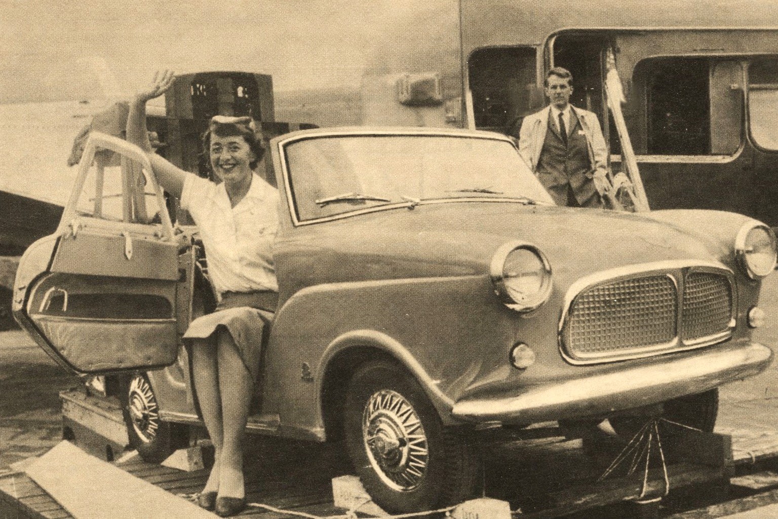 Verladung ins Flugzeug auf dem Frankfurter Flughafen (1957)