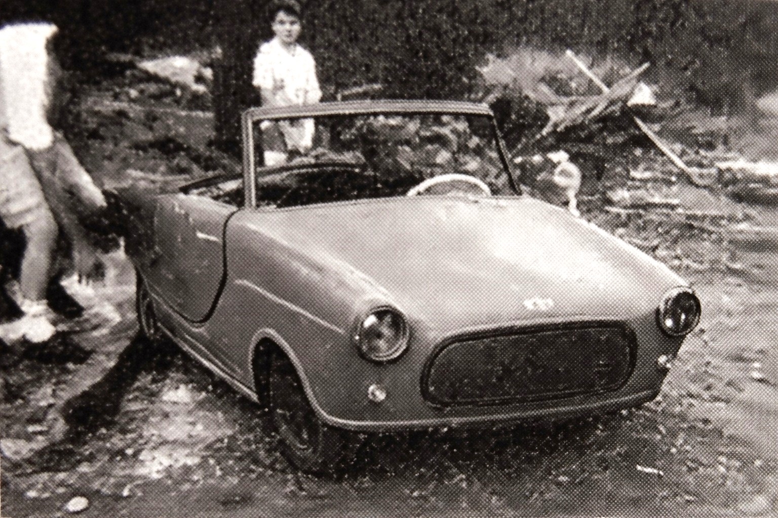 Die Karosserie lagert ungeschützt im Freien (1994 fotografiert in Ohio)